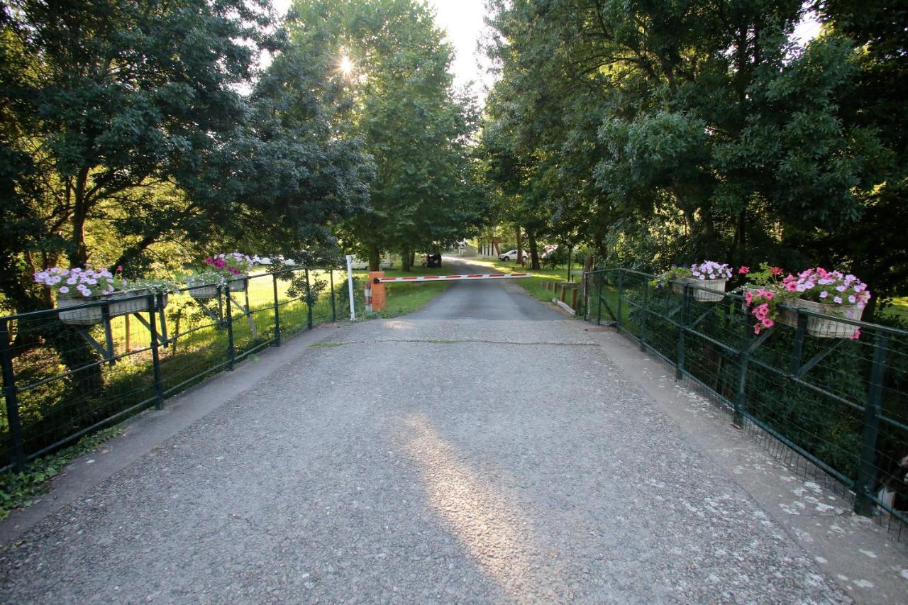 Camping L'Ilot Du Chail Sansais Exterior foto